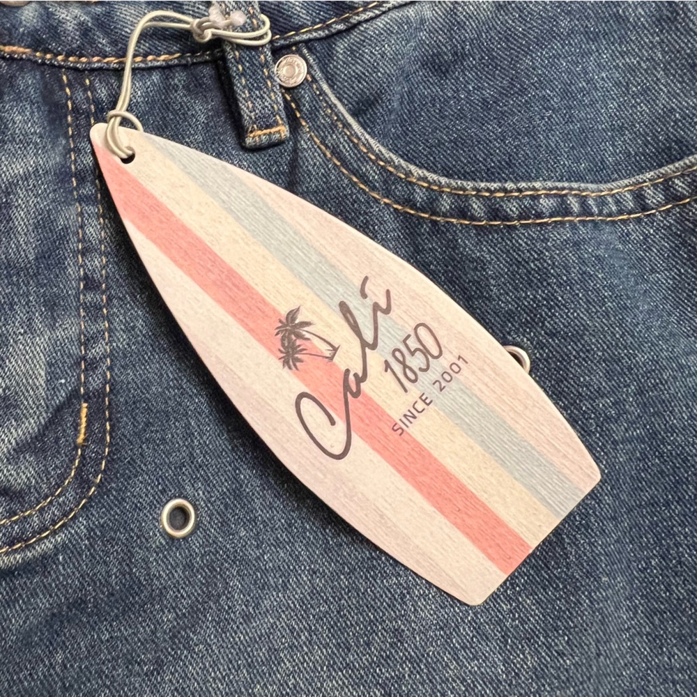 Cali1850 All Over Grommet Low Rise Straight Jeans - Medium Wash size 7/28 - Picture 8 of 14